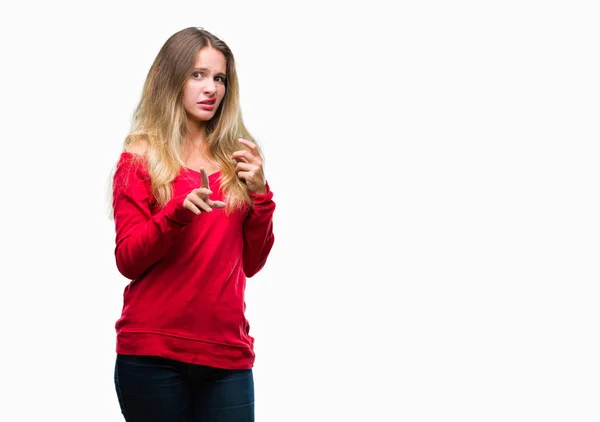 孤立した背景に赤いセーターを着ている若い美しいブロンドの女性うんざりする表現で 不快と恐ろしいので嫌悪顔をやって嫌悪反応 手で発生します 迷惑な概念 — ストック写真