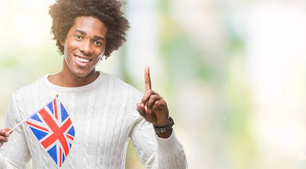 幸せそうな顔 ナンバーワンのアイデアや質問ポインティング指で分離背景上イギリスの旗をアフロ アメリカ人を驚かせた — ストック写真