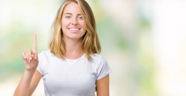 Hermosa Mujer Joven Vistiendo Casual Camiseta Blanca Sobre Fondo Aislado —  Fotos de Stock