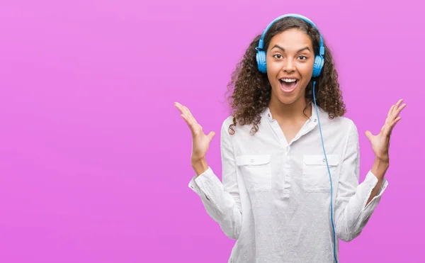Jeune Femme Hispanique Portant Des Écouteurs Très Heureux Excité Expression — Photo