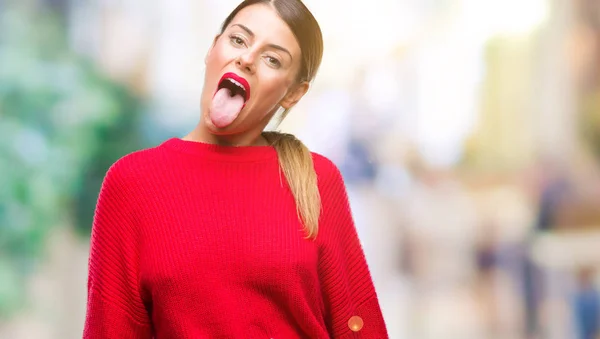 Junge Schöne Geschäftsfrau Winterpullover Über Isoliertem Hintergrund Streckt Zunge Glücklich — Stockfoto