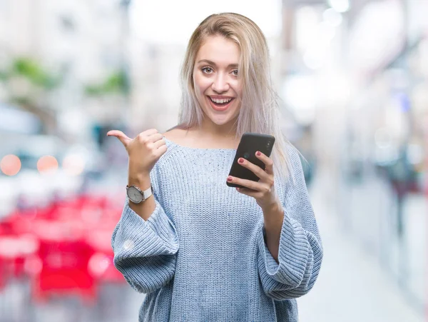 Giovane Donna Bionda Sms Invio Messaggi Utilizzando Smartphone Sfondo Isolato — Foto Stock
