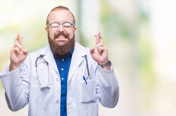 Junger Kaukasischer Arzt Weißen Arztkittel Vor Isoliertem Hintergrund Der Lächelnd — Stockfoto