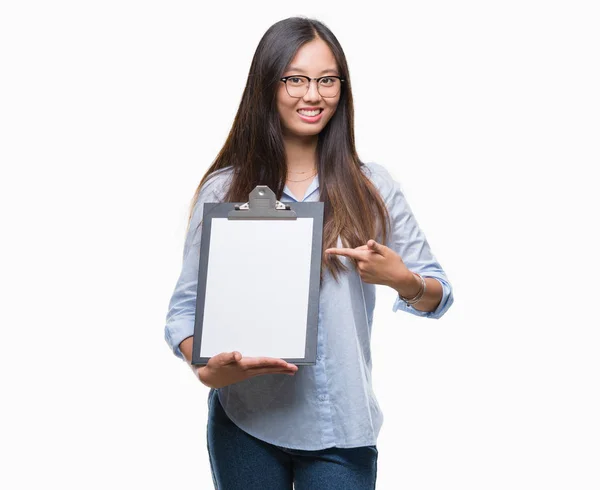 Dama Młody Azjatycki Biznes Przytrzymanie Schowka Białym Tle Bardzo Szczęśliwy — Zdjęcie stockowe