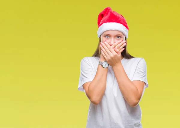 Mooie Kaukasische Jongedame Kerstmuts Dragen Geïsoleerde Achtergrond Geschokt Mond Met — Stockfoto