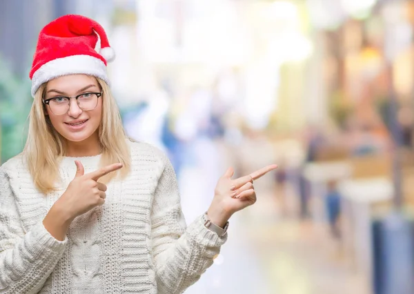 Jonge Kaukasische Vrouw Kerstmuts Dragen Geïsoleerde Achtergrond Glimlachen Kijken Naar — Stockfoto