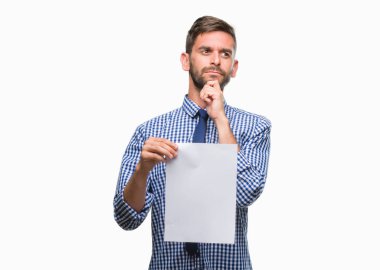 Yakışıklı delikanlı boş kağıt tutan arka plan ciddi bir yüz düşünme hakkında soru, çok karışık fikir izole