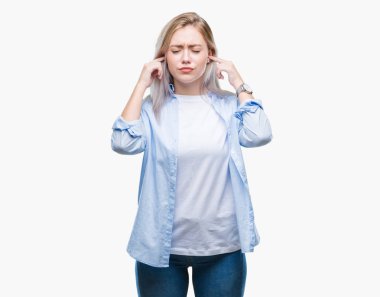 Genç Sarışın kadın parmakları ile yüksek sesle müzik gürültü rahatsız ifade kulaklarıyla kapsayan izole arka plan yüzünden. Sağır kavramı.