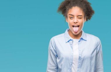 Genç afro Amerikalı kadın dilini izole arka plan üzerinde out komik ifade ile mutlu. Duygu kavramı.