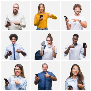 Bir grup insan izole arka el ve parmak ile işaret çok mutlu üzerinde smartphone kullanarak kolaj