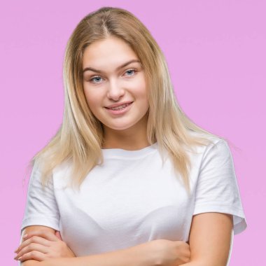 İzole arka plan mutlu yüz çapraz silah kameraya bakarak ile gülümseyen Genç beyaz kadın. Olumlu bir kişi.