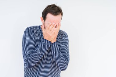 Yüzünü elleriyle ağlayarak süre kapsayan üzgün ifade ile izole arka plan üzerinde yakışıklı komuta sizde. Depresyon kavramı.