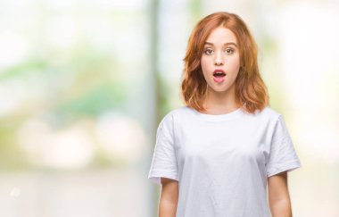 Genç güzel kadın izole arka plan korkuyor ve sürpriz ifade ile şok yüzünden korku ve yüz heyecanlı.