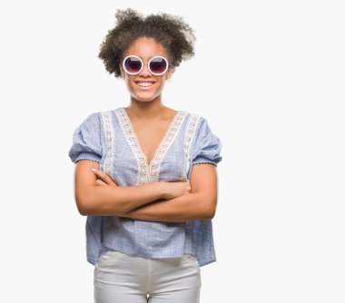 Genç afro Amerikalı kadın üzerine gözlük ile mutlu yüz gülümseyerek kameraya seyir silah geçti arka plan izole. Olumlu bir kişi.