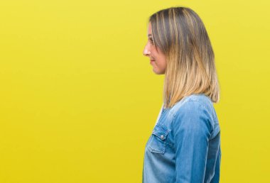 İzole arka tarafına, arayan genç güzel kadın dinlenmek doğal yüz emin gülümseme ile pozuyla profili.