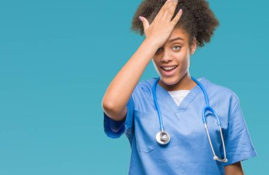 Genç afro Amerikalı doktor kadın izole arka kafasına hata için el ile sürpriz yüzünden hata hatırlıyorum. Unuttum, kötü bellek kavramı.