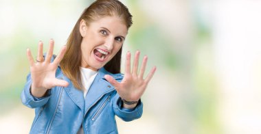 Güzel orta yaş Olgun kadın moda deri ceketin üzerinde arka plan korkuyor ve korku ifade dur hareketi el ile ile dehşete şokta bağırarak izole. Panik kavramı.