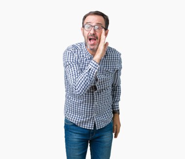 Kötü amaçlı konuşma konuşma fısıldayan arka plan el gizli söylenti söylüyor ağzına üzerinde gözlük takan yakışıklı orta yaş zarif komuta sizde izole