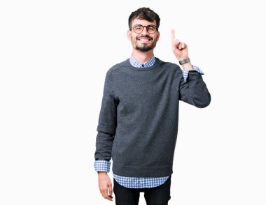 Genç yakışıklı ve kendinden emin ve mutlu gülümseyerek süre parmak numaralı yukarıyı gösteren izole arka plan üzerinde gözlük takan adam akıllı.