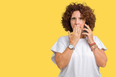 Hata, korku, sessizlik içinde gizli kavramı korkmuş ifade için utanç ile orta ager üst düzey kadın izole arka kapak ağız el ile üzerinden Smartphone'da söz şok