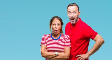 Orta yaş İspanyol kaç izole arka plan korkuyor ve şok sürpriz ifade ile aşk içinde korku ve yüz heyecanlı.