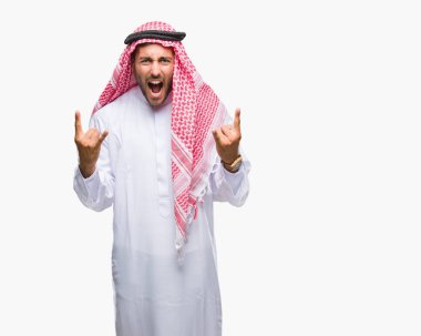 Keffiyeh deli ifade rock simge elle yapıyor ile bağırarak izole arka plan üzerinde giyen genç yakışıklı adam. Müzik yıldızı. Ağır kavramı.