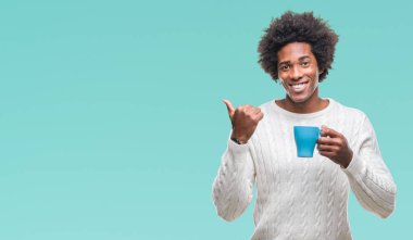 İşaret ve başparmak kadar mutlu yüz gülümseyen tarafı ile gösteren izole arka plan üzerinde kahve içme Afro Amerikalı adam