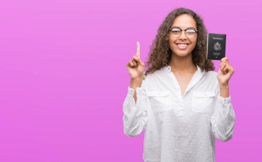 Amerika Birleşik Devletleri pasaport tutan genç İspanyol kadın bir fikir ya da soru işaret parmağı gülen yüz, bir numara ile şaşırttı