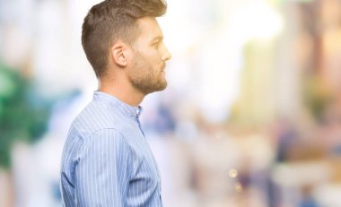 Yakışıklı delikanlı izole arka tarafına, seyir üzerinde dinlenmek doğal yüz emin gülümseme ile pozuyla profili.