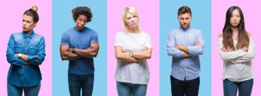 Renkli izole arka plan şüpheci ve sinir, onaylamayan ifade yüz çapraz kolları üzerinde rahat gençlerin grup kolaj. Negatif kişi.