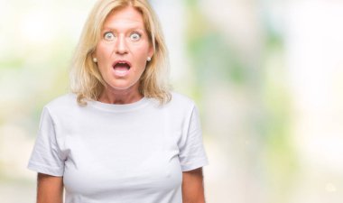 Orta yaş sarışın kadın izole arka plan korkuyor ve sürpriz ifade ile şok yüzünden korku ve yüz heyecanlı.