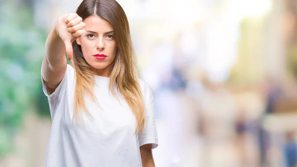 Ung Vacker Kvinna Casual Vit Shirt Över Isolerade Bakgrund Ser — Stockfoto