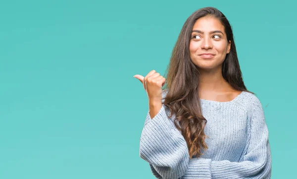 Junge Schöne Arabische Frau Trägt Winterpullover Über Isoliertem Hintergrund Lächelnd — Stockfoto