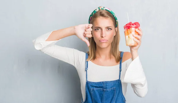 Mulher Bonita Sobre Grunge Parede Cinza Comendo Frutas Com Rosto — Fotografia de Stock