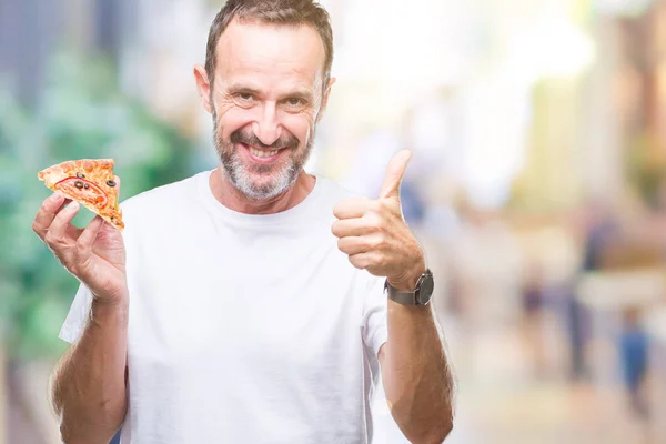 Edad Media Hoary Hombre Mayor Comiendo Rebanada Pizza Sobre Fondo — Foto de Stock