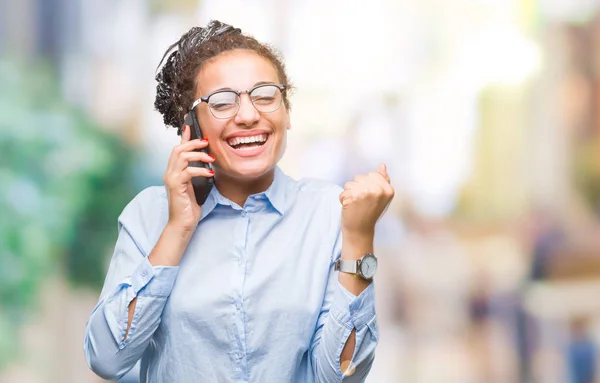 Ung Flätat Hår Afroamerikanska Business Tjej Visar Kallelse Med Smartphone — Stockfoto