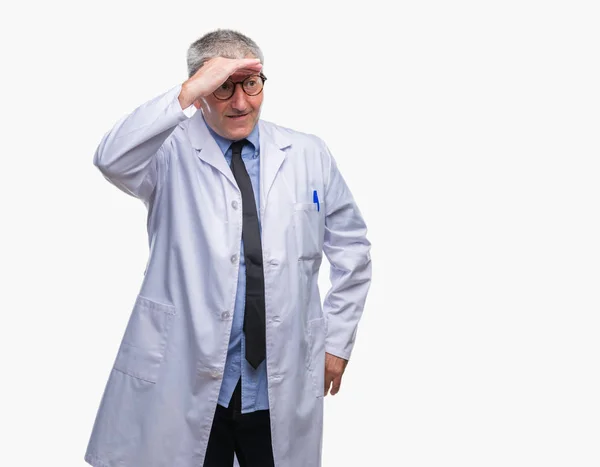 Όμορφος Ανώτερος Γιατρός Επιστήμονας Επαγγελματίας Άνθρωπος Φορώντας Άσπρο Παλτό Πέρα — Φωτογραφία Αρχείου