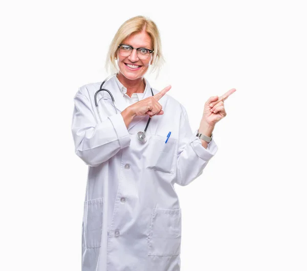 Médico Loira Meia Idade Mulher Sobre Fundo Isolado Sorrindo Olhando — Fotografia de Stock