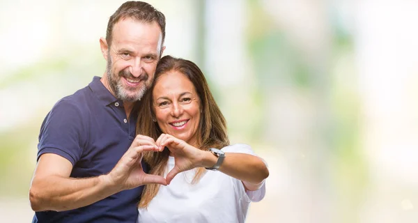 Coppia Casual Ispanica Mezza Età Sfondo Isolato Sorridente Amore Che — Foto Stock