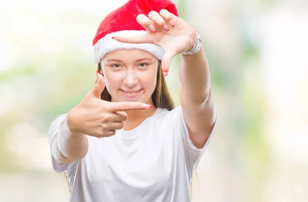 Mooie Kaukasische Jongedame Kerstmuts Dragen Geïsoleerde Achtergrond Glimlachend Maken Frame — Stockfoto