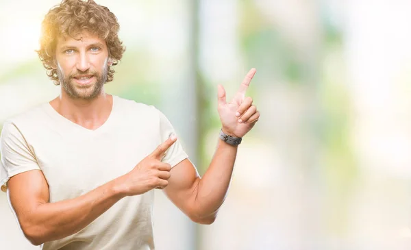 Bonito Homem Modelo Hispânico Sobre Fundo Isolado Sorrindo Olhando Para — Fotografia de Stock