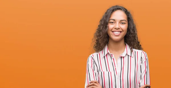 Mooie Jonge Spaanse Vrouw Blij Gezicht Lachend Met Gekruiste Armen — Stockfoto