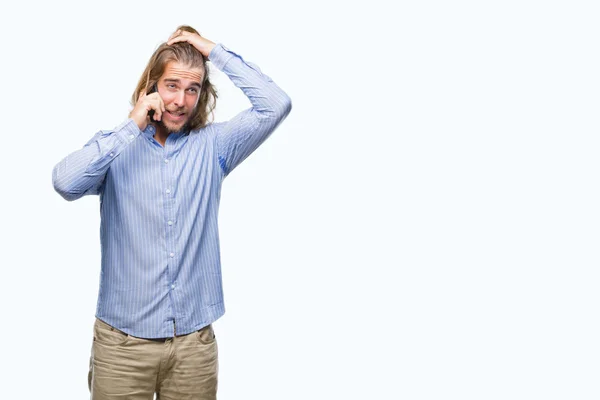 Jonge Knappe Man Met Lange Haren Geïsoleerde Achtergrond Praten Aan — Stockfoto