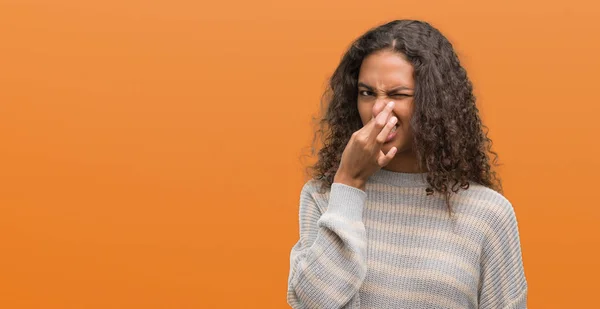 Schöne Junge Hispanische Frau Gestreiftem Pullover Der Etwas Stinkendes Und — Stockfoto