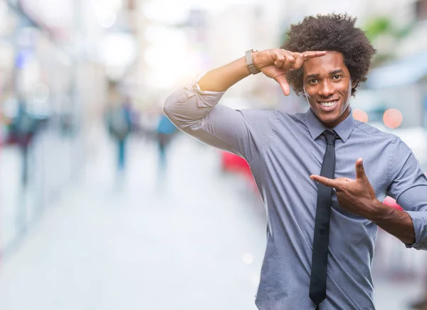 Hombre Negocios Afroamericano Sobre Fondo Aislado Sonriendo Haciendo Marco Con —  Fotos de Stock