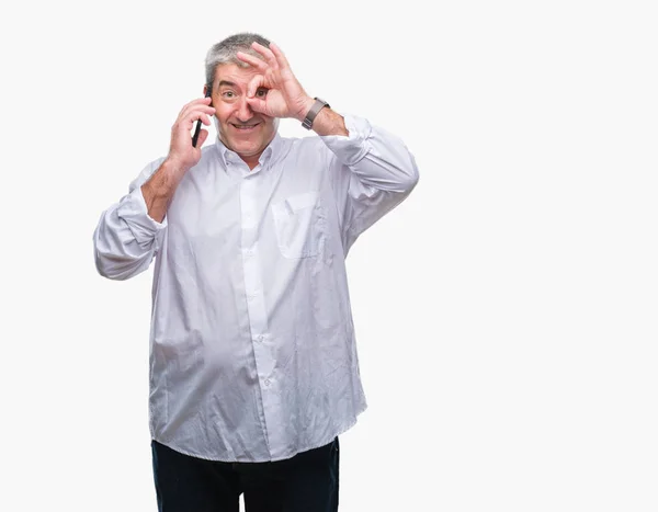 Bonito Homem Sênior Falando Smartphone Sobre Fundo Isolado Com Rosto — Fotografia de Stock