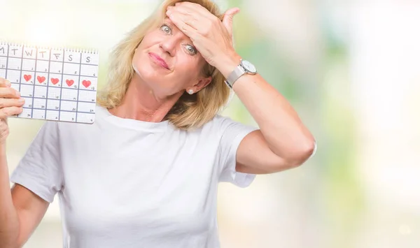 Medelålders Blond Kvinna Håller Menstruation Kalender Ver Isolerade Bakgrund Stressad — Stockfoto