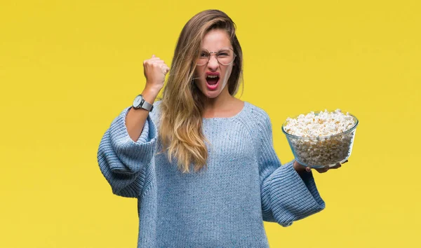 Giovane Bella Donna Bionda Mangiare Popcorn Sfondo Isolato Infastidito Frustrato — Foto Stock