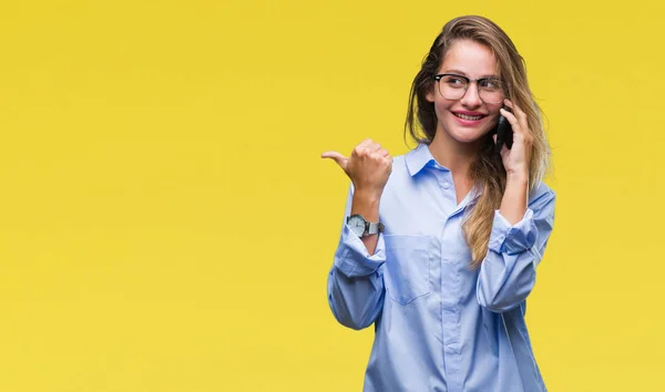 Ung Vacker Blond Affärskvinna Ringer Med Smartphone Isolerade Bakgrund Pekar — Stockfoto