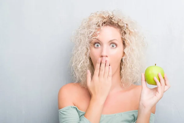 Young Blonde Woman Grunge Grey Background Eating Green Apple Cover — Stock Photo, Image